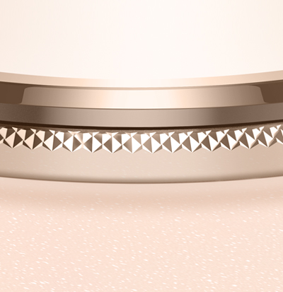 vivo Y28 in gleaming orange with 3D diamond pattern